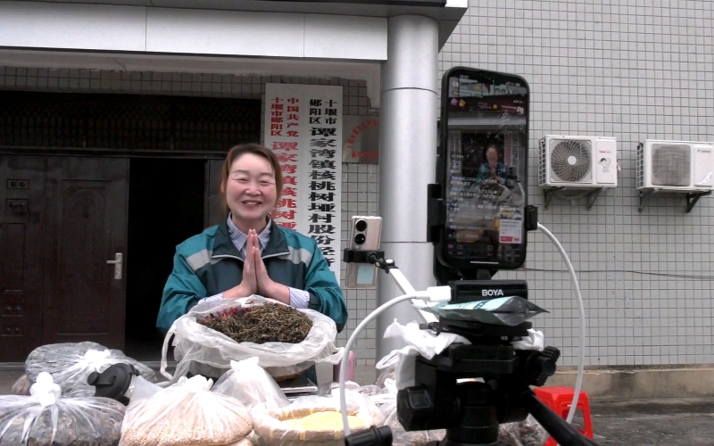 乡村主播打开乡村“大市场”。