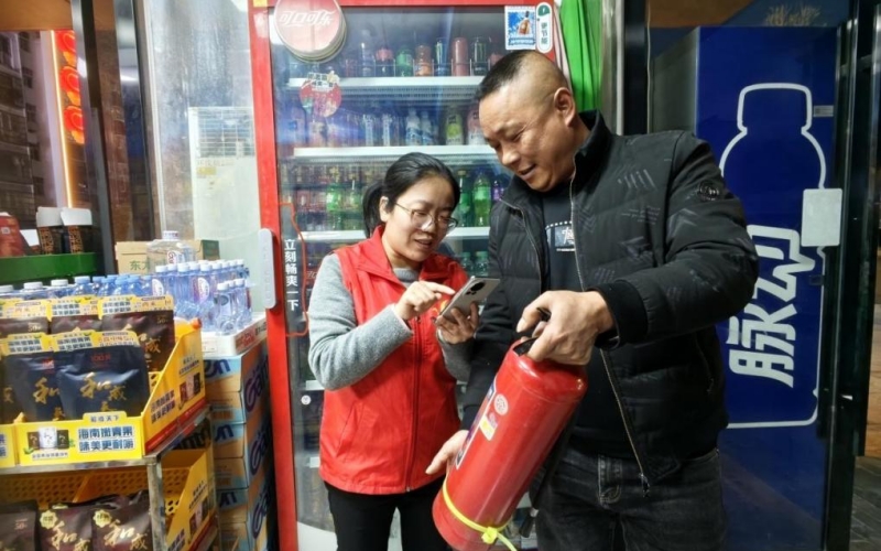 客户经理（左一）向零售户现场操作演示安全小程序。
