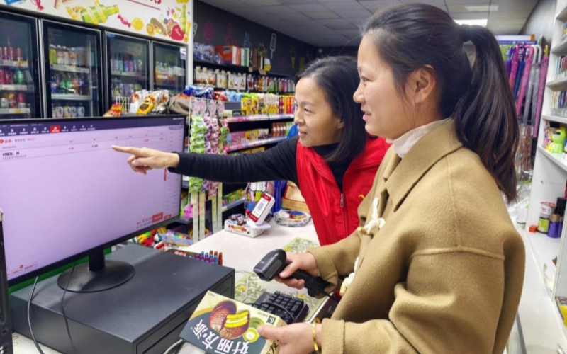 客户经理指导知音店长操作“知音通”智能管理系统。