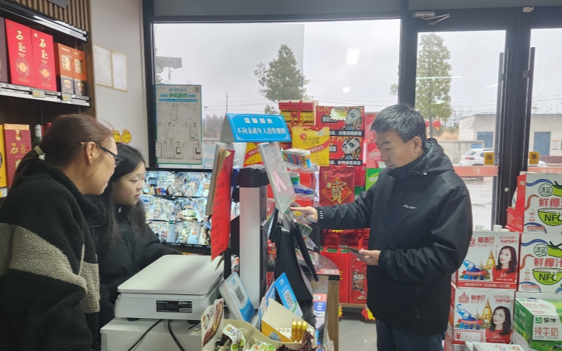 向零售户讲解“知音通”使用方法。尚宏博摄