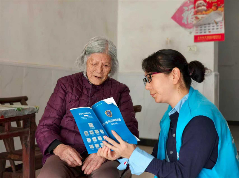 湖北移动工作人员细心为老人讲解反诈知识