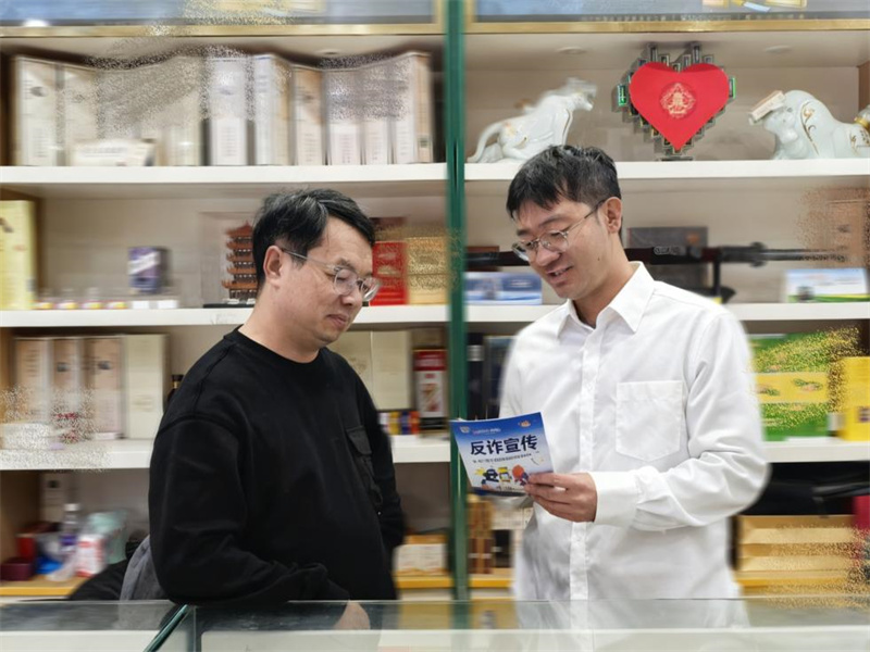 客户经理（右）进行反诈宣传。孔巍摄