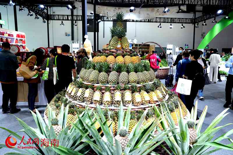 冬交会展台上瓜果飘香。人民网记者 符武平摄