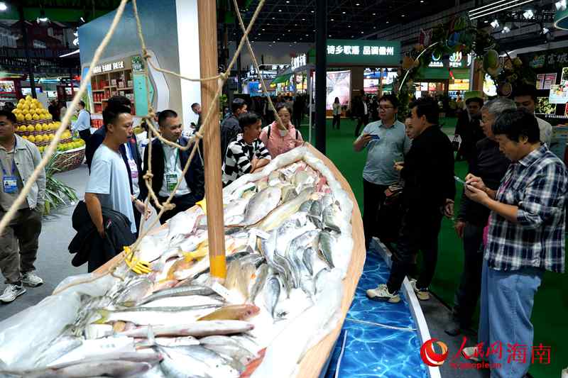 临高展馆门口展出鱼获满仓。人民网记者 符武平摄