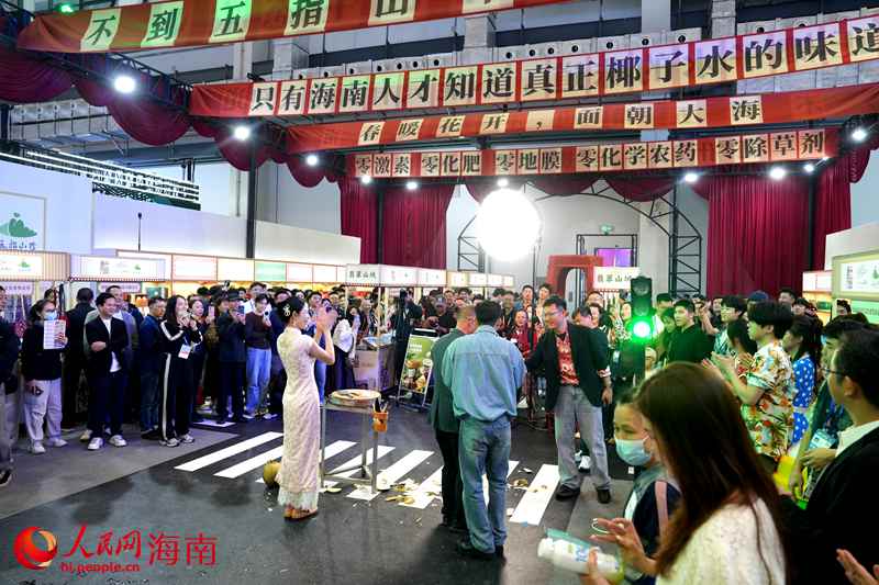 海南五指山展馆直播“整活”将“通什1988”演艺街区搬入展馆。人民网记者 符武平摄