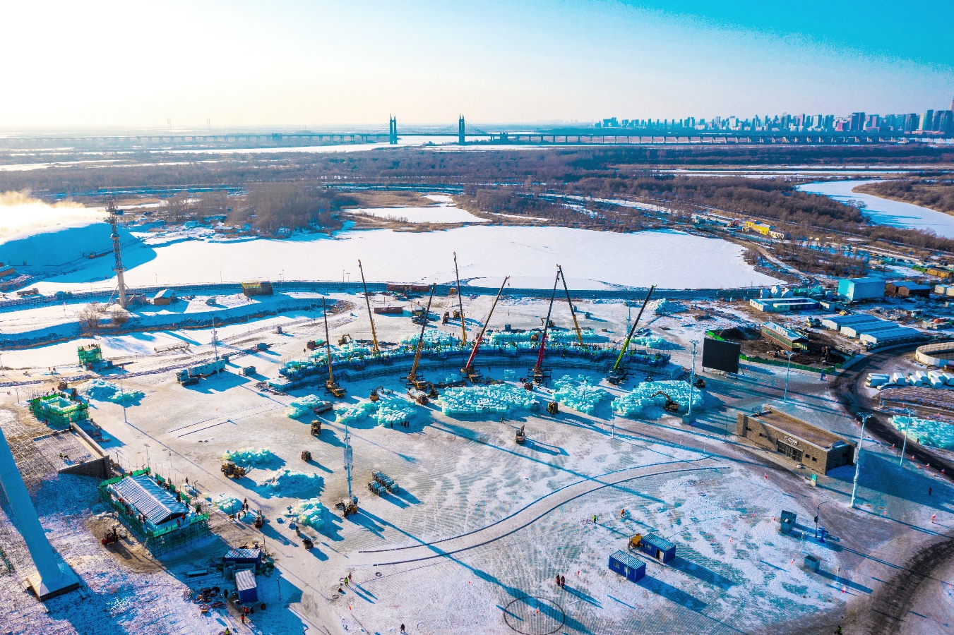 哈尔滨冰雪大世界“梦想大舞台”建设中。图片由哈尔滨冰雪大世界提供