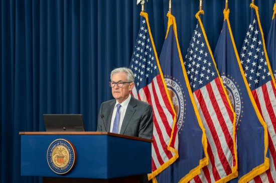 12月10日，在美国首都华盛顿，美国联邦储备委员会主席鲍威尔出席记者会。新华社发（李源清摄）