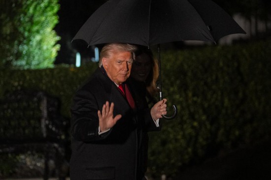 11月25日，在美国首都华盛顿，美国总统特朗普离开白宫。新华社记者胡友松摄