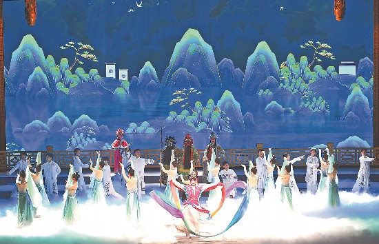 “百戏入皖”开场舞《戏韵芬芳》在安徽百戏城上演。本报通讯员 郭如琦 摄