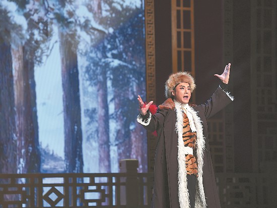 京剧《智取威虎山》选段“迎来春色换人间”。本报通讯员 赵瑞瑞 摄