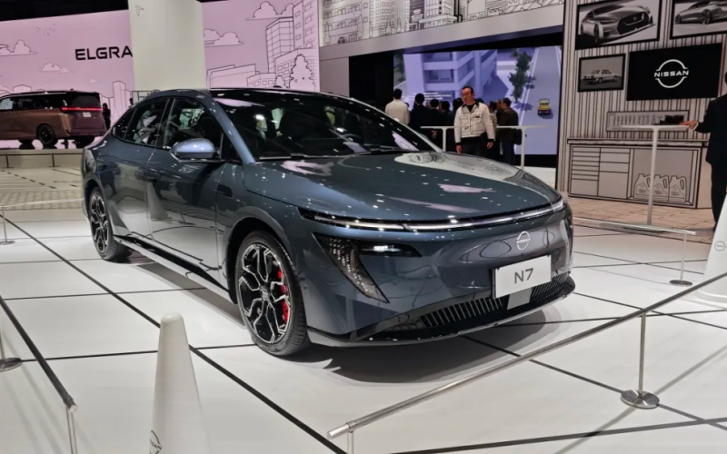 东风日产N7登上2025日本移动出行展的日产主展台。