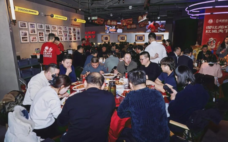 品鉴现场鲜味浓潜江龙虾征服京城老饕。