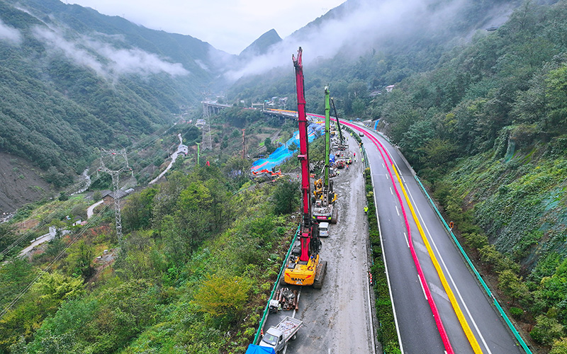 抢险处治人员在进行钢轨桩施工。