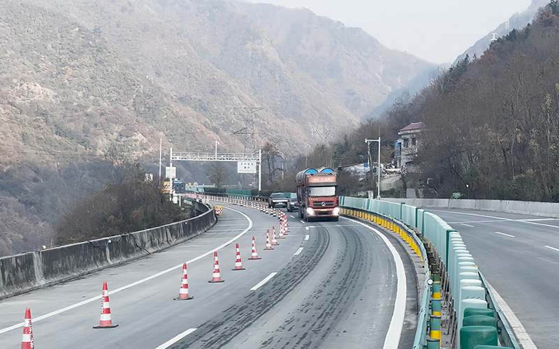 车辆通过修复后的滑坡路段。