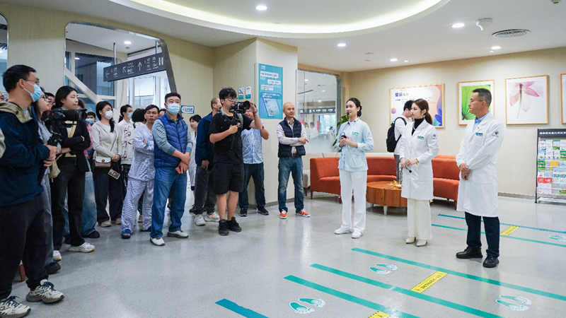 媒体参观肿瘤门特门诊。李弘毅摄