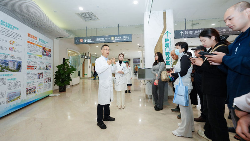 海南省肿瘤医院党委书记石耀辉向媒体介绍医院发展情况。李弘毅摄
