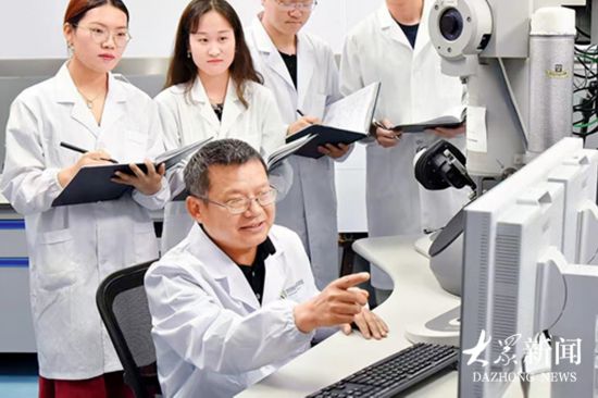 山东大学微生物改造技术全国重点实验室现有专职研究人员近200名，研究人员平均年龄不超45岁，已形成一支出类拔萃科研生力军。图为张友明院士和青年科研人员。