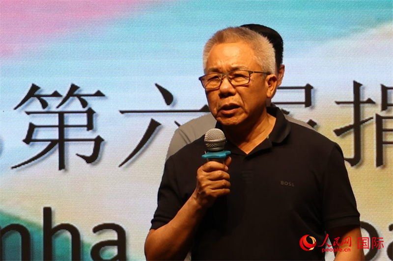 “赠人玫瑰，手留余香”慈善捐助团队代表、里约华人孙华凯介绍此次活动的内容。人民网实习生 侯天泽摄