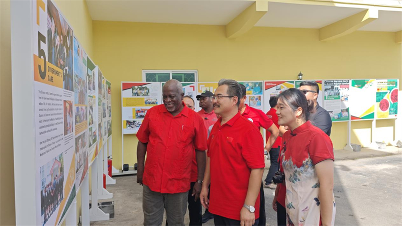 圭亚那总理马克·菲利普斯（左一）等参观了援圭亚那中国医疗队历史展板，了解援圭中国医疗队多年来的工作成果和感人故事。 第21批援圭亚那中国医疗队供图