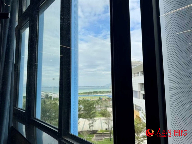 海南陵水黎安国际教育创新试验区的一间教室，窗外可眺望海景。人民网 马康美摄