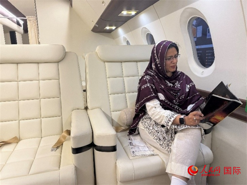 人民网巴基斯坦专家在陵水海风国际影视基地体验拍摄场景。人民网 马康美摄