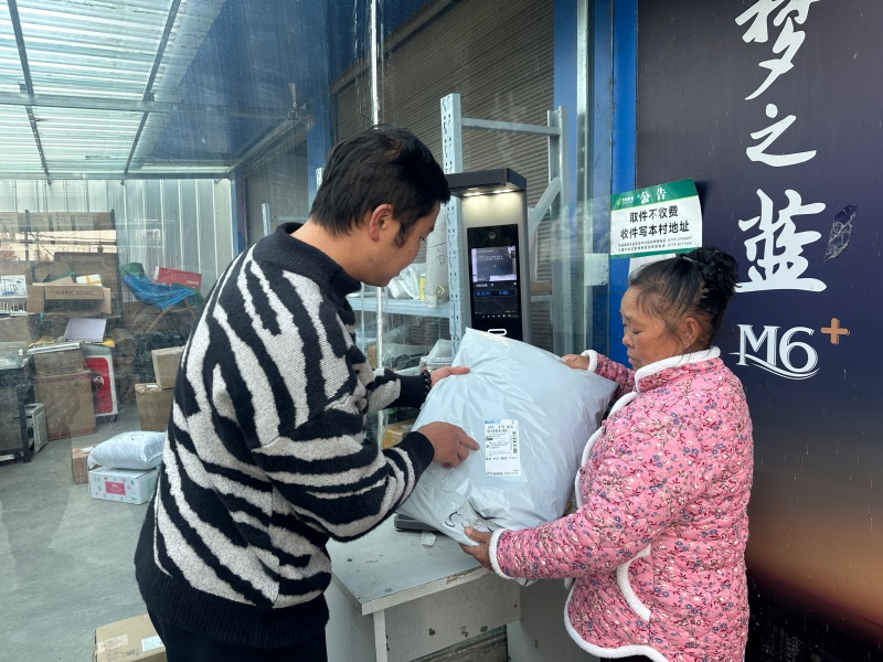 杨坤为老年客户找快递。金万卓摄