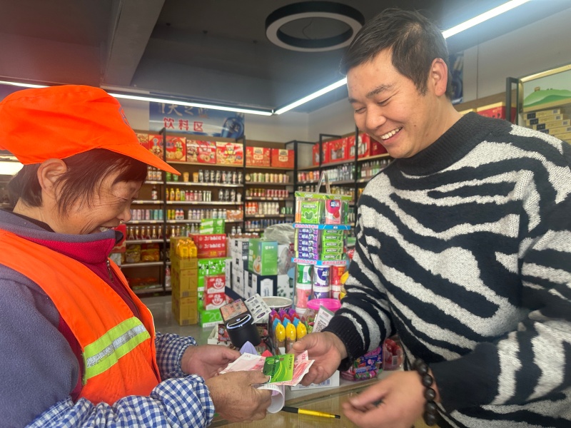 小店为客户提供养老金代领服务。金万卓摄