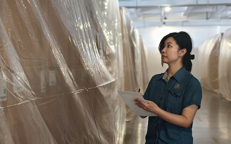 巡检原料仓库存储情况。严耀威摄