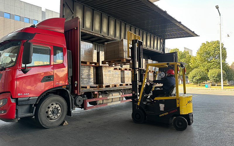 武汉卷烟厂循环烟箱到货卸货。徐韦盼摄