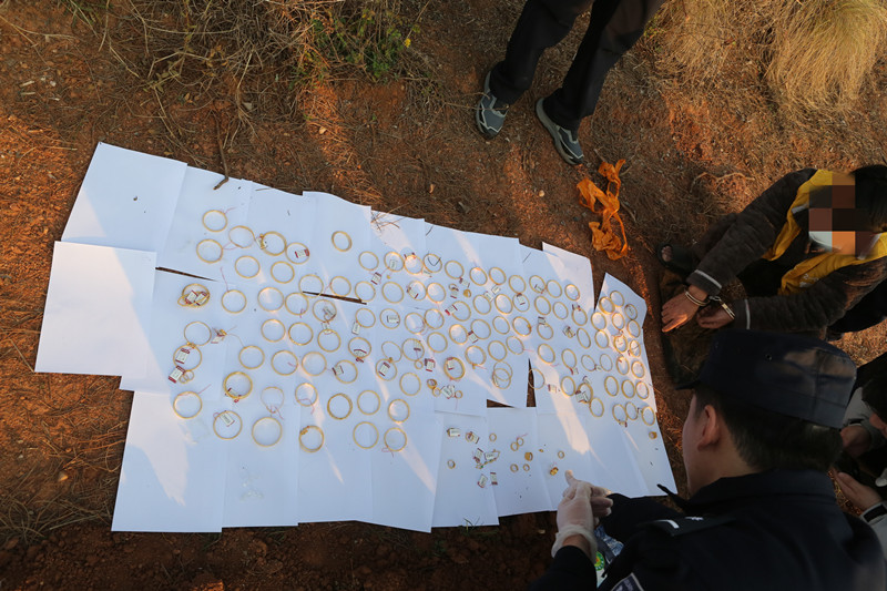 民警现场清点被盗黄金