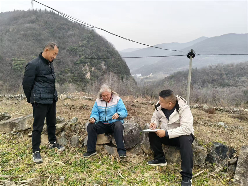 驻村工作队上门开展“代办服务”。王晓波摄