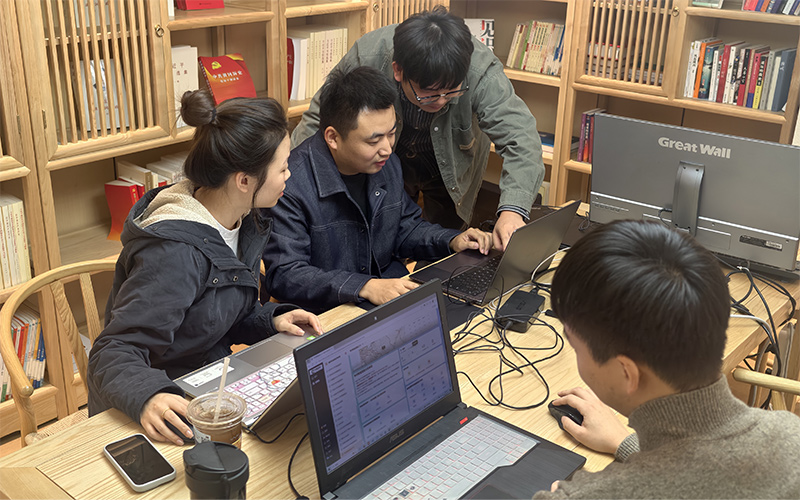 “送课上门”培训现场，讲师正认真指导员工实操演练。