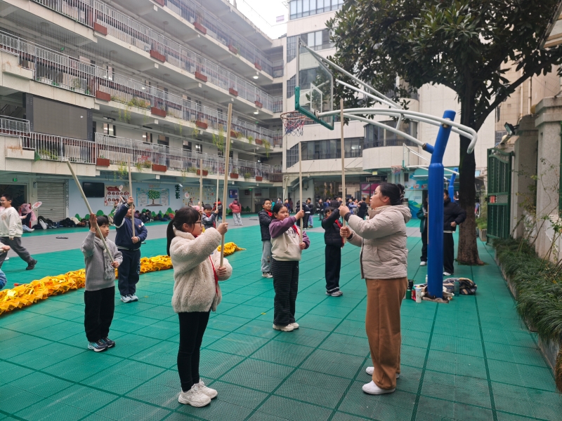 郭老师教学生舞龙。