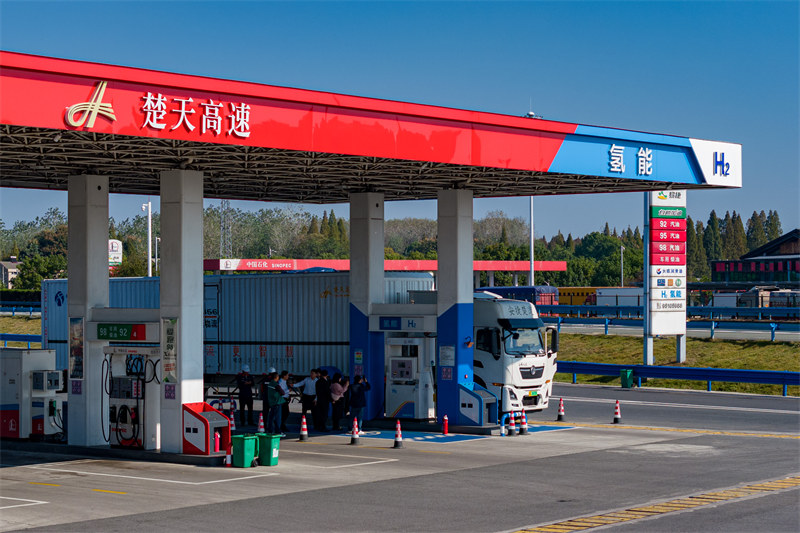位于沪渝高速潜江服务区的湖北首条氢能生态示范线