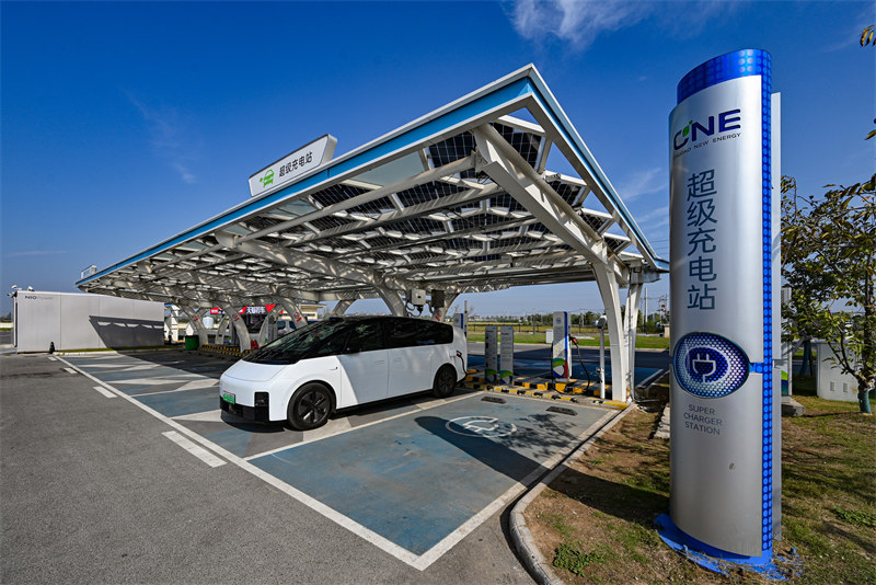 在超级充电站补能的新能源车正在以“1秒1公里”的速度狂奔，实现即插即充、即充即走
