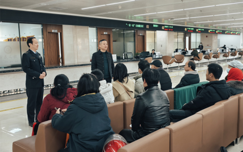 石首烟草对新入网零售户进行规范经营宣传培训。