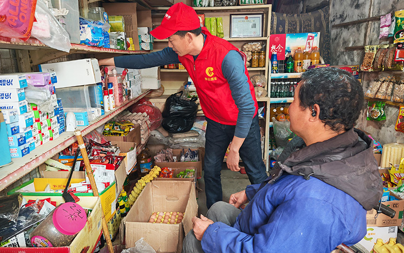 客户经理帮助零售户降低货架隔板。