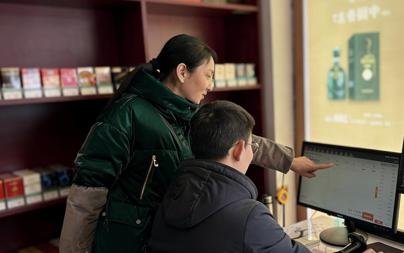 客户经理指导零售户“知音通”系统操作。
