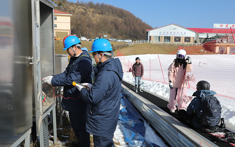 国网湖北电力员工前往神农架国际滑雪场，对配电柜、造雪机、魔毯等用电设备开展拉网式隐患排查，全面消除安全隐患。王小兵摄