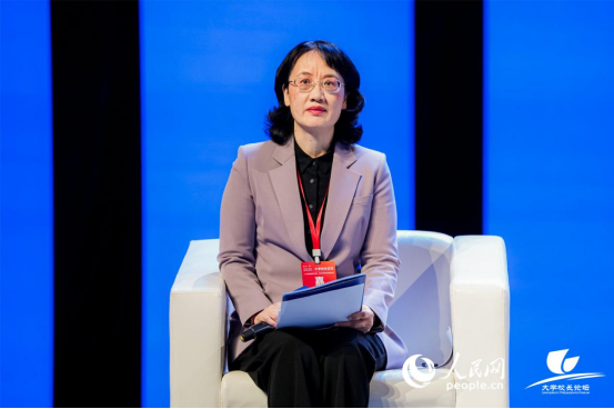 广西师范大学副校长黄晓娟出席论坛并发言