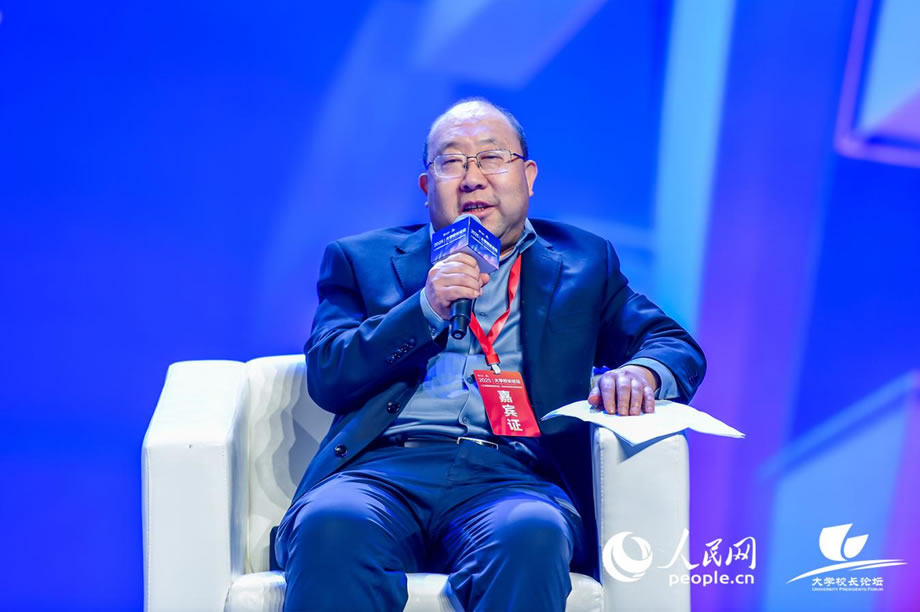 河北大学副校长张锋出席论坛并发言。人民网记者 严立政摄