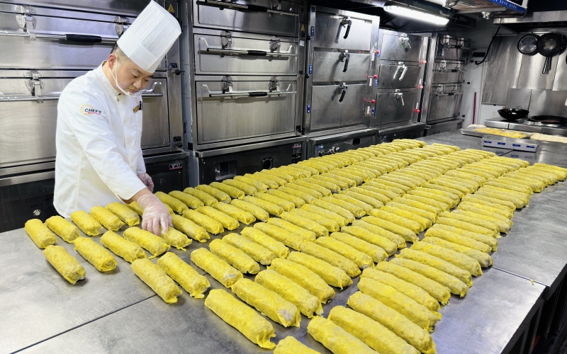 钟祥市王府大酒店厨师正在制作蟠龙菜。朱云摄