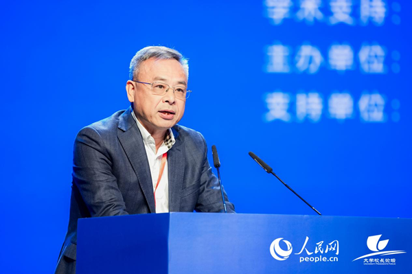 厦门大学党委常委、副校长李智勇出席论坛并发言