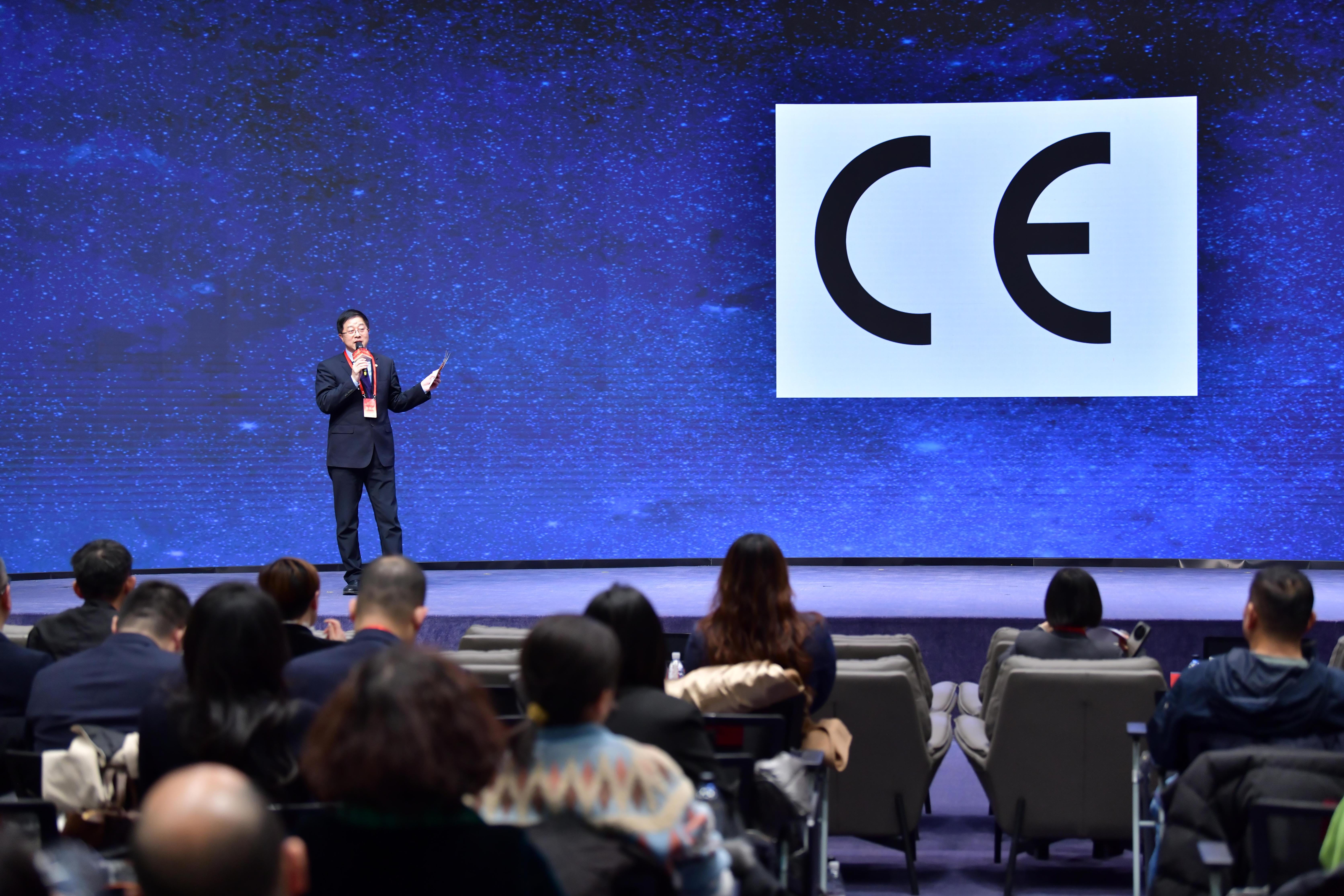 中国质量认证中心主任刘江在2025人民财经论坛发言。人民网记者 任峰涛摄