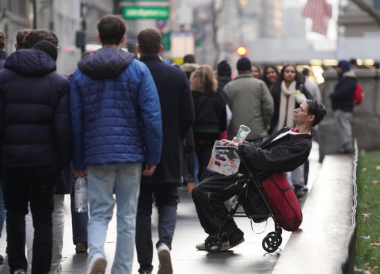 　　12月18日，一名男子在美国纽约曼哈顿街头寻求救助。新华社记者张凤国摄