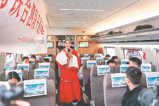 2025年12月30日，在G9500合肥西—泗县东列车上，合肥文旅集团的演职人员在为旅客演唱黄梅戏。