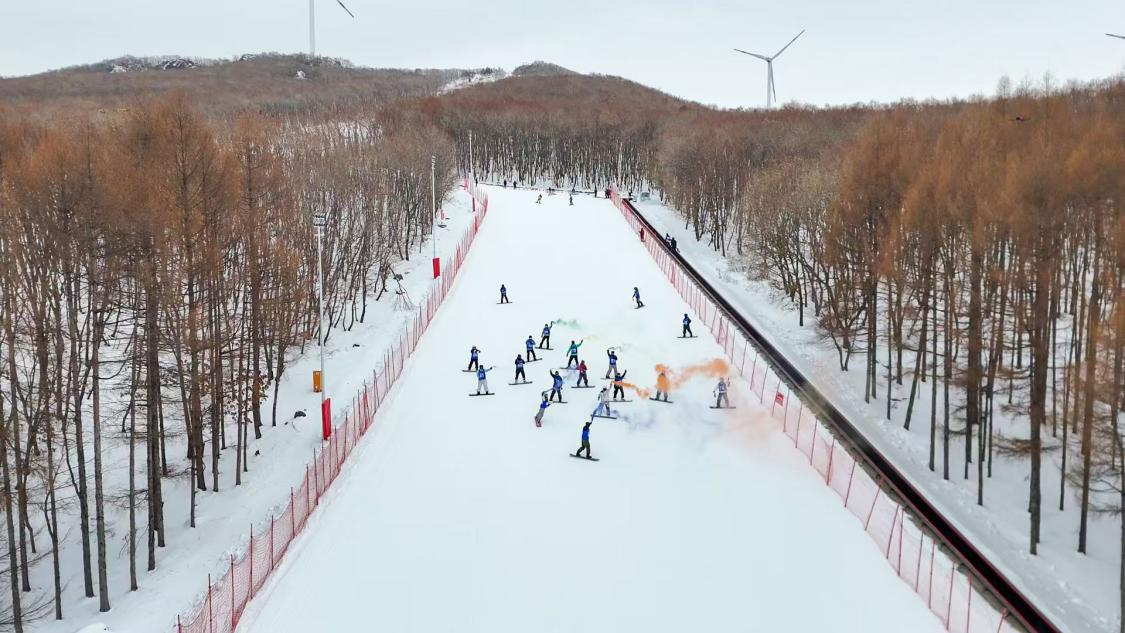 运动员庆祝赛事开幕。佳木斯市委宣传部供图