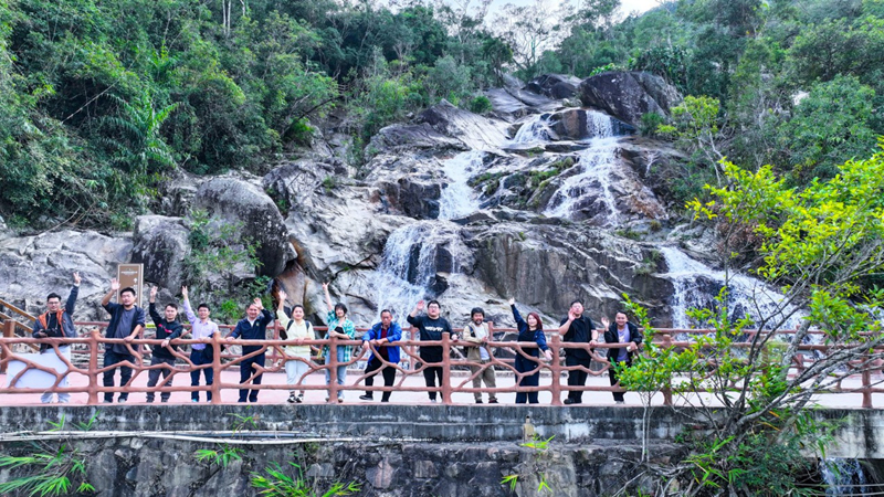 采风团打卡霸王岭。海南省旅文厅供图
