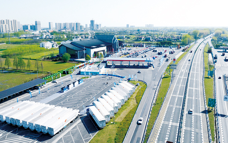 汉宜高速上的氢能重卡车队。