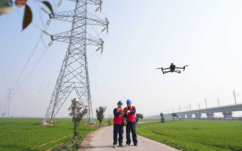 国网湖北电力员工对高铁站供电线路220千伏云京牵线70号至90号杆塔开展无人机精细化特巡。严梦瑾摄